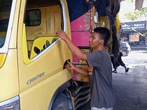 Bak Film Laga, Rahmawan dan Bule Inggris Rebutan Truk yang Melaju di Jalan