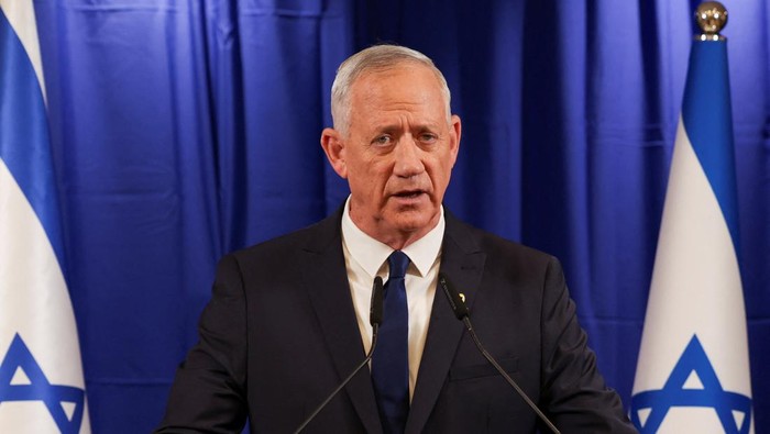 Israeli Minister Benny Gantz addresses the media after his ultimatum to withdraw his centrist party from Israeli Prime Minister Benjamin Netanyahu's emergency government expired, in Ramat Gan, Israel June 9, 2024. REUTERS/Nir Elias