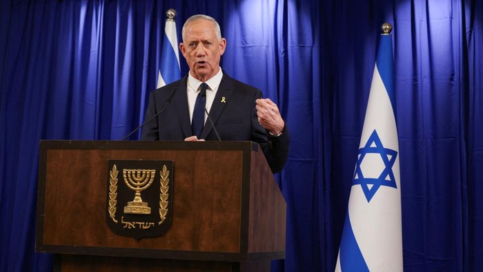 Sosok Menteri Kabinet Perang Israel yang Mundur dari Pemerintahan Netanyahu Israeli Minister Benny Gantz addresses the media after his ultimatum to withdraw his centrist party from Israeli Prime Minister Benjamin Netanyahu's emergency government expired, in Ramat Gan, Israel June 9, 2024. REUTERS/Nir Elias
