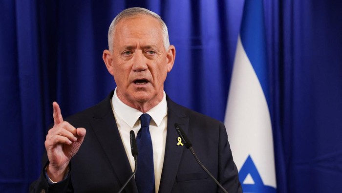 Israeli Minister Benny Gantz addresses the media after his ultimatum to withdraw his centrist party from Israeli Prime Minister Benjamin Netanyahus emergency government expired, in Ramat Gan, Israel June 9, 2024. REUTERS/Nir Elias