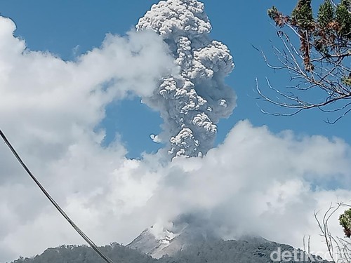 Status Gunung Lewotobi Laki-laki di Flores Timur naik ke level Siaga, Senin (10/6/2024).