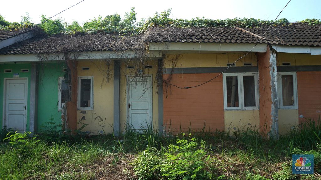 Suasana rumah yang tidak terawat di perumahan subsidi Villa Kencana Cikarang, Kab Bekasi, Jawa Barat, Senin (10/6/2024). (CNBC Indonesia/Muhammad Sabki)