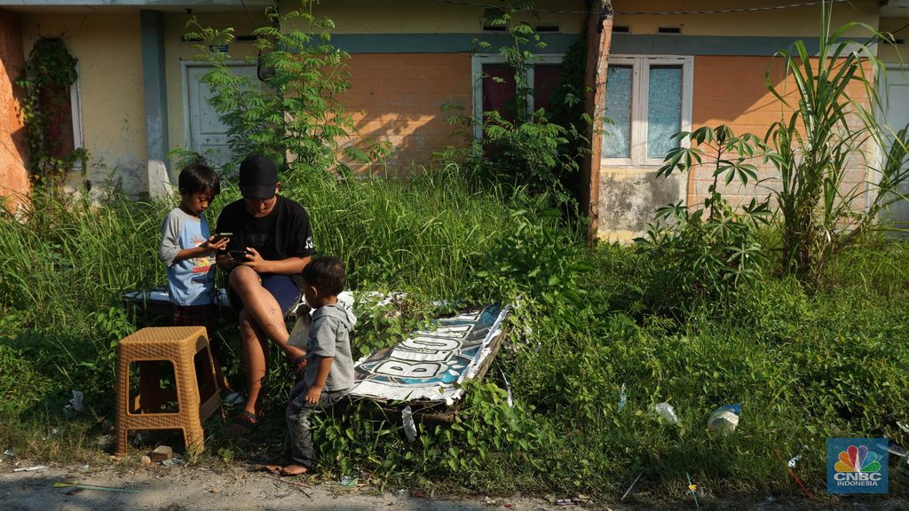 Suasana rumah yang tidak terawat di perumahan subsidi Villa Kencana Cikarang, Kab Bekasi, Jawa Barat, Senin (10/6/2024). (CNBC Indonesia/Muhammad Sabki)