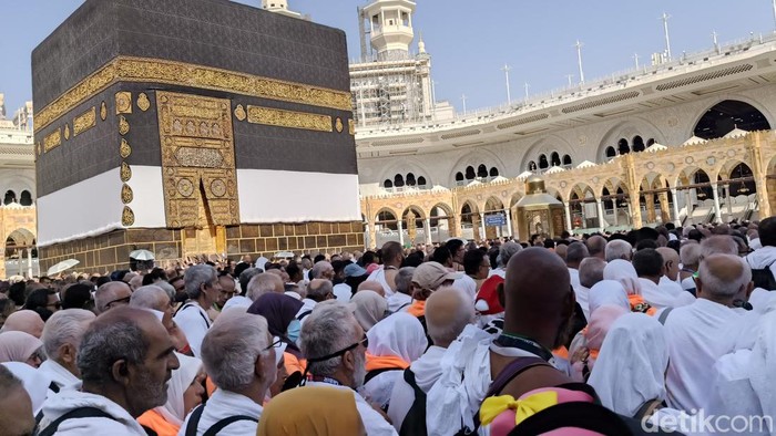 Suasana tawaf di Masjidil Haram pada musim haji 2024.