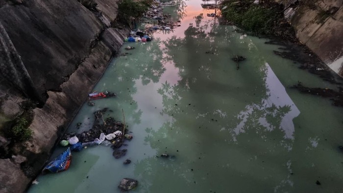 Sungai di Jalan Simo Gunung, Surabaya Barat tiba-tiba berwarna hijau tosca