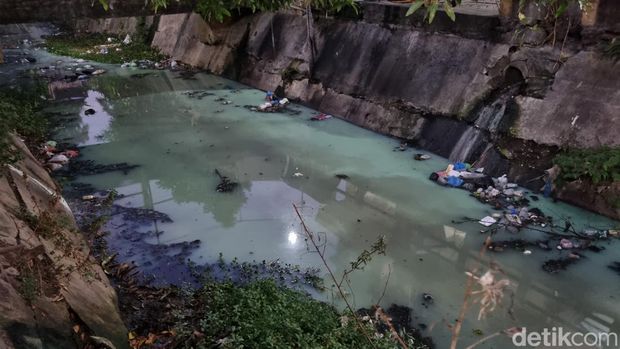 Sungai Simo Gunung Barat berubah warna menjadi hijau tosca