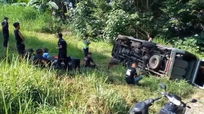Suzuki Elf terguing di Prigen Pasuruan