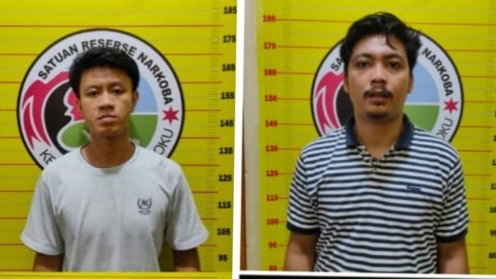Tampang kedua pelaku berserta barang bukti diduga Sabu saat diamankan Polisi