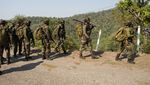 Tentara India Berjaga di Lokasi Jatuhnya Bus ke Jurang