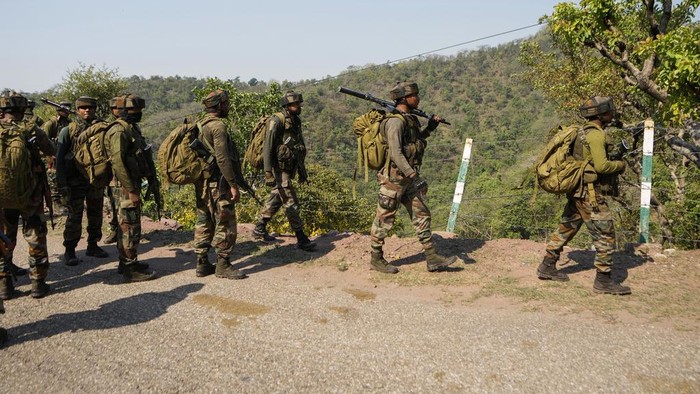 Sebuah bus yang membawa peziarah jatuh ke jurang di Kashmir, India pada hari Minggu akibat diserang militan. Tentara India mengamankan lokasi jatuhnya bus tersebut.