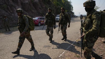 Tentara India Berjaga di Lokasi Jatuhnya Bus ke Jurang