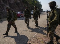 Tentara India Berjaga di Lokasi Jatuhnya Bus ke Jurang