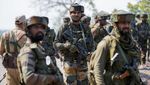Tentara India Berjaga di Lokasi Jatuhnya Bus ke Jurang