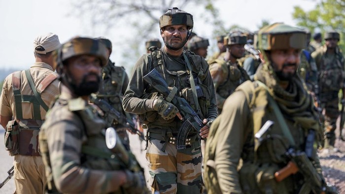 Sebuah bus yang membawa peziarah jatuh ke jurang di Kashmir, India pada hari Minggu akibat diserang militan. Tentara India mengamankan lokasi jatuhnya bus tersebut.