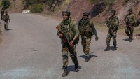 Tentara India berpatroli di area tempat sebuah bus jatuh ke jurang yang dalam pada hari Minggu setelah diserang oleh tersangka militan di distrik Reasi, Jammu dan Kashmir, Senin (10/6/2024).