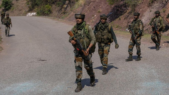 Sebuah bus yang membawa peziarah jatuh ke jurang di Kashmir, India pada hari Minggu akibat diserang militan. Tentara India mengamankan lokasi jatuhnya bus tersebut.