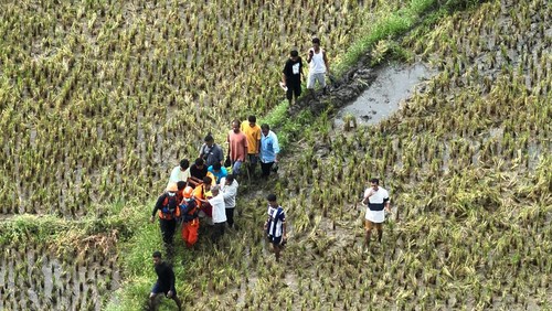 Evakuasi jasad pria tewas terseret arus di Sikka, NTT, Senin (10/6/2024).