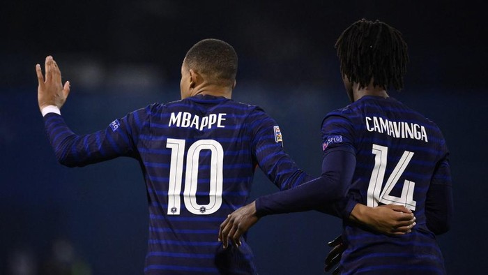 Frances forward Kylian Mbappe (L) celebrates with Frances midfielder Eduardo Camavinga after scoring a goal  during the UEFA Nations League Group A3 football match between Croatia and France at the Maksimir Stadium in Zagreb on October 14, 2020. (Photo by FRANCK FIFE / AFP)