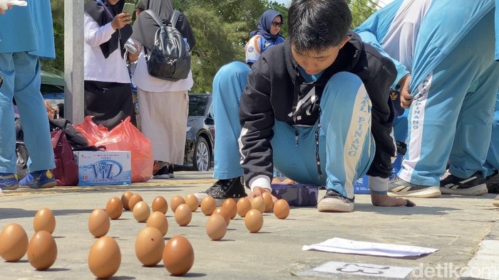 Pernah melihat telur ayam ditaruh dengan posisi berdiri di lantai? Inilah pemandangan unik dalam tradisi Peh Cun di Pangkalpinang.