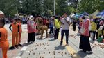 Lomba Mendirikan Telur Ayam di Siang Bolong