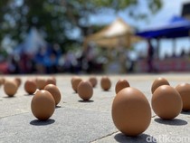 3.700 Telur Ayam Berdiri dalam Tradisi Peh Cun di Pangkalpinang