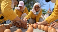 Setiap peserta bahu membahu mendirikan telur selama waktu yang diberikan oleh panitia, yakni dari pukul 11.30 WIB hingga 13.00 WIB.