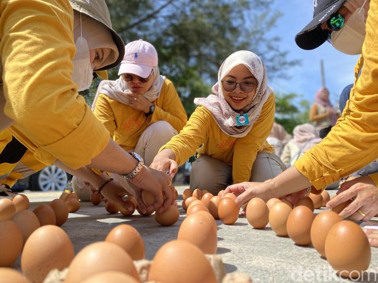 Lomba Mendirikan Telur Ayam di Siang Bolong