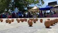 Potret telur berdiri dalam tradisi Peh Cun di Pangkalpinang. Jika ditotal mencapai ribuan butir telur.