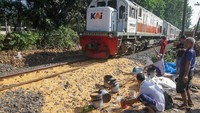 Tragedi ini menyebabkan jadwal perjalanan lima kereta api terlambat.  