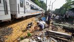 Truk Bermuatan Jagung Tabrak Kereta di Sidoarjo
