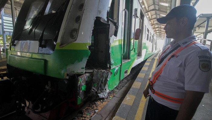 Truk Bermuatan Jagung Tabrak Kereta di Sidoarjo Warga memungut biji jagung yang berserakan di bantaran rel pascakecelakaan truk menabrak kereta api di perlintasan KM 20+600 Buduran, Sidoarjo, Jawa Timur, Senin (10/6/2024). Kecelakaan yang terjadi Senin (10/6) pukul 04:55 WIB tersebut akibat truk bermuatan jagung menabrak kereta api commuter line rute Sidoarjo - Indro di Kecamatan Buduran sehingga menyebabkan jadwal perjalanan lima kereta api terlambat. ANTARA FOTO/Umarul Faruq/nym.
