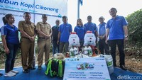 Melalui program ini, Bakti BCA memberikan bantuan alat dan kebutuhan untuk bertani yakni 40 ton pupuk padat, 120 liter pupuk cair tanah, 1.440 liter pupuk cair daun, 20 buah gunting pangkas, 2 buah alat potong rumput, dan 2 buah sprayer. Upaya revitalisasi yang dilakukan Bakti BCA dan para mitra diharapkan dapat meningkatkan kuantitas serta kualitas produksi biji kopi secara signifikan.