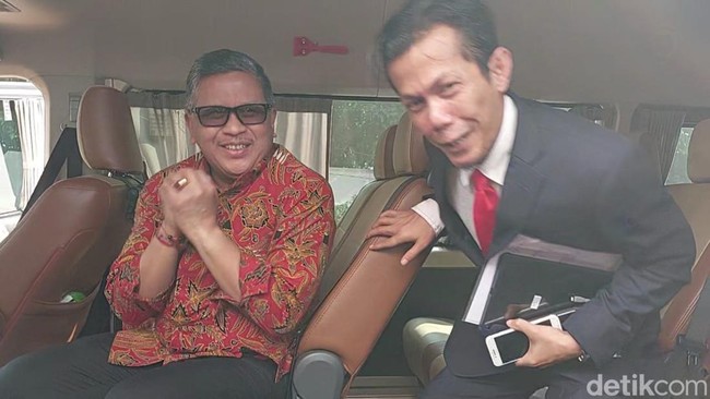 Usai diperiksa, Hasto memamerkan gestur kedinginan saat akan meninggalkan gedung KPK (Yogi/detikcom)