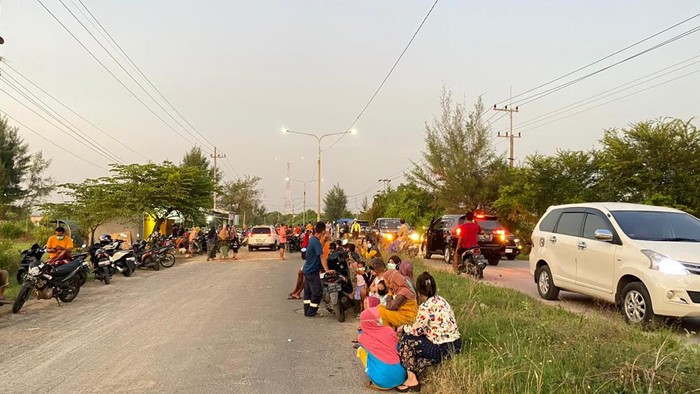 Warga mengungsi akibat dugaan kebocoran pipa Pertamina di Tuban