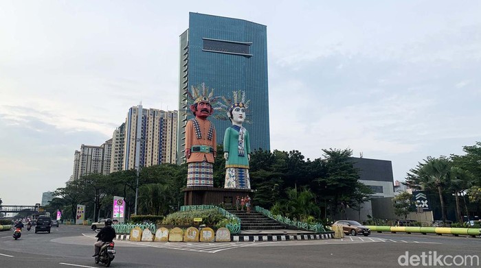 Belum banyak yang tahu kalau Jakarta punya ikon khas lain selain Monas. Berdasarkan peraturan Gubernur nomor 11 tahun 2017 tentang Ikon Budaya Betawi menetapkan ondel-ondel sebagai salah satu dari delapan ikon Betawi. Monumen ini terletak di Bundaran Kemayoran, tepatnya Jalan Benyamin Suaeb.