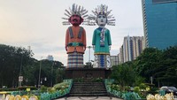 Monumen Ondel-Ondel terletak di Bundaran Kemayoran, tepatnya Jalan Benyamin Sueb.