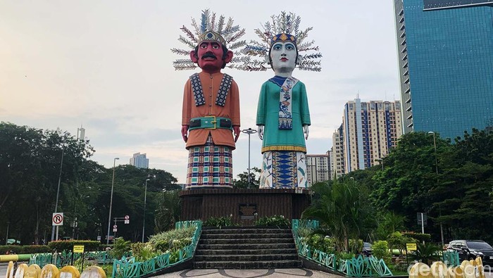 Belum banyak yang tahu kalau Jakarta punya ikon khas lain selain Monas. Berdasarkan peraturan Gubernur nomor 11 tahun 2017 tentang Ikon Budaya Betawi menetapkan ondel-ondel sebagai salah satu dari delapan ikon Betawi. Monumen ini terletak di Bundaran Kemayoran, tepatnya Jalan Benyamin Suaeb.