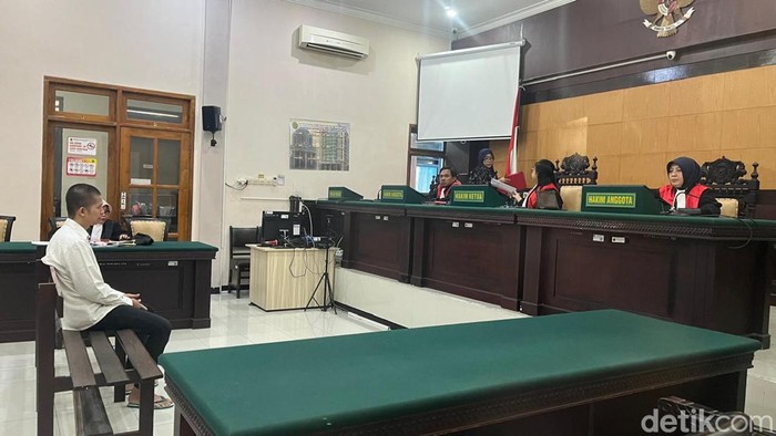 Yunius menjalani sidang di PN Mojokerto