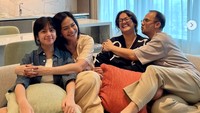 Di Instagram, wanita 45 tahun ini eksis dengan 1 juta followers. Ia sering membagikan potret manis bersama keluarga kecilnya seperti ini. Foto: Instagram ersamayori