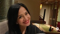 Baru saja berulang tahun ke-45, Echa pun mendapat kejutan manis dari keluarga dan sahabat. Ia diberi potongan cake dengan lilin ulang tahun dan ucapan Happy Birthday. Foto: Instagram ersamayori