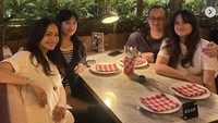 Pemeran film Mariposa ini mengatakan makan bersama adalah salah satu cara mereka menghabiskan waktu berkualitas. Echa menunggu momen-momen seperti ini. Foto: Instagram ersamayori