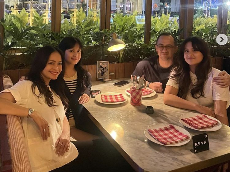 10 Potret Cantik Ersa Mayori Saat Kulineran Bareng Keluarga