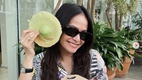 Begini senyum bahagia Echa usai jajan kue cubit dan kue ape. Ia bilang dua jajanan manis ini adalah jajanan SD favoritnya. Foto: Instagram ersamayori