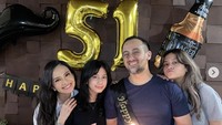 Merayakan ulang tahun suami, Echa dan anak-anaknya kompak beri kejutan. Ada cake berdiameter besar yang dilengkapi lilin angka 51. Foto: Instagram ersamayori