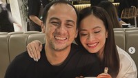 Tahun 2022, Echa dan suami merayakan hari ulang tahun pernikahan ke-19. Mereka tiup lilin dengan pendamping tiramisu cake. Foto: Instagram ersamayori