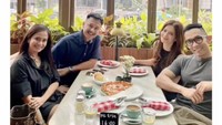 Ini dia potret Echa dan sahabat-sahabat dekatnya, Cut Tari, Indra Herlambang, dan Uli Herdinansyah. Mereka terlihat sedang makan pizza bersama. Foto: Instagram ersamayori