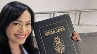 Ersa Mayori merupakan presenter dan aktris Tanah Air yang masih eksis di dunia hiburan. Wanita dengan sapaan akrab Echa ini baru saja membagikan kabar kalau dia akhirnya mengambil ijazah kuliah S1-nya setelah lulus 20 tahun lalu! Foto: Instagram ersamayori