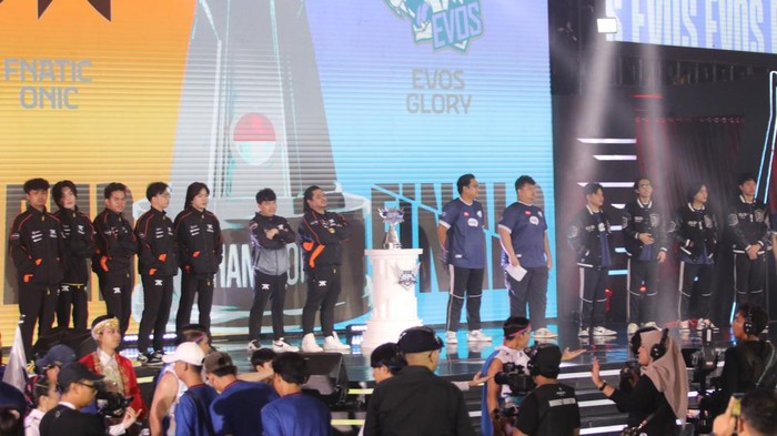 Fnatic Onic dan Evos Glory dinyatakan lolos ke Mid Season Cup (MSC) 2024, yang menjadi bagian dari acara Esports World Cup 2024. Alasannya dikarenakan keduanya merupakan finalis di kompetisi MPL ID S13.