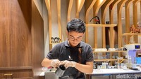 Minuman herbal lainnya juga diracik dengan cara modern. Mereka menggunakan beberapa teknik menyeduh kopi. Foto: detikFood/Yenny Mustika Sari