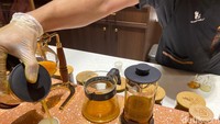 Tak hanya temu mangga, tapi kunyit, beras kencur, hingga temulawak juga bisa dibuat dengan teknik menyeduh kopi. Teknik yang digunakan adalah French Press, V60, dan syphon. Foto: detikFood/Yenny Mustika Sari